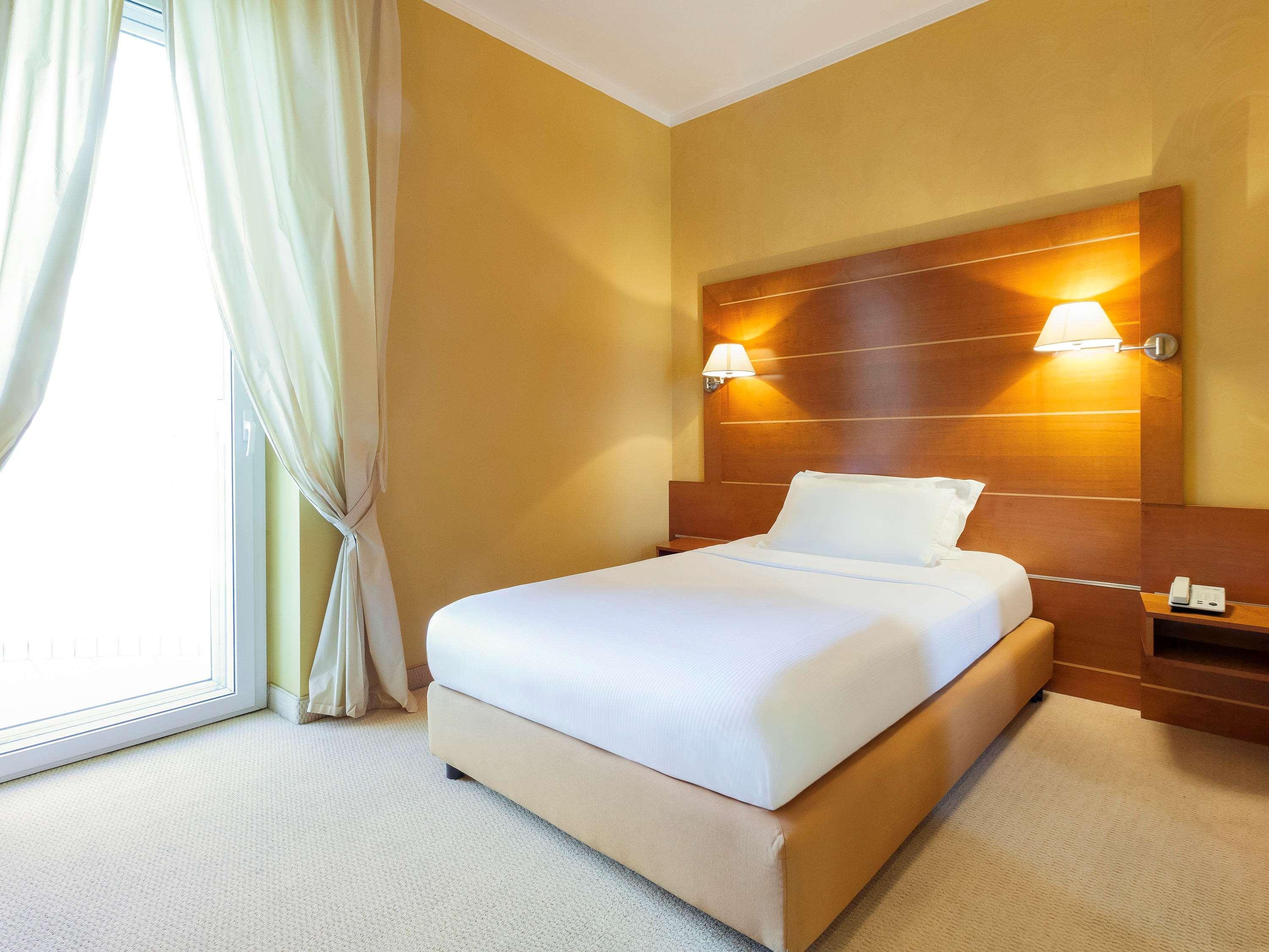 ホテル Ibis Styles Bari ジョヴィナッツォ エクステリア 写真