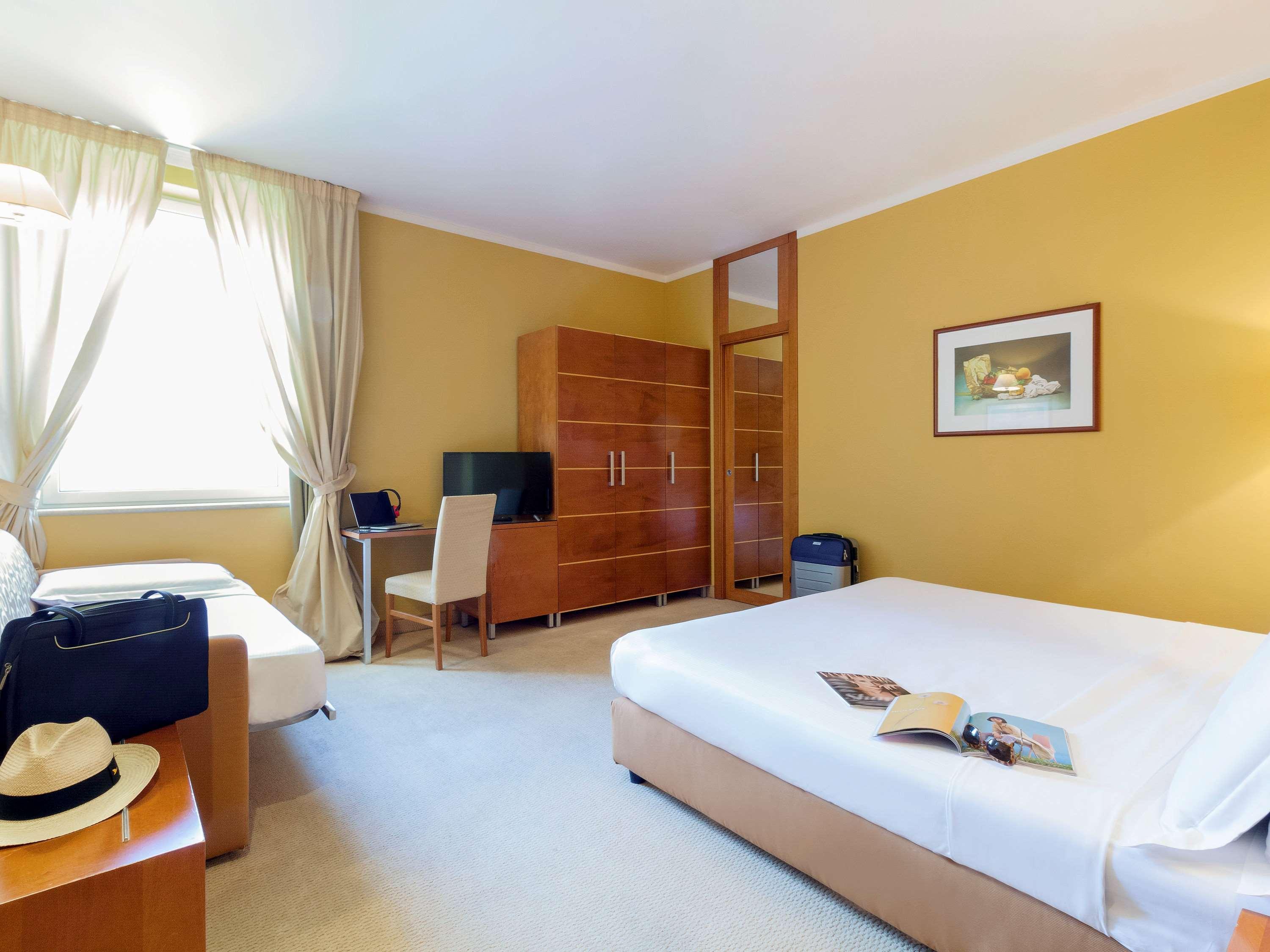 ホテル Ibis Styles Bari ジョヴィナッツォ エクステリア 写真