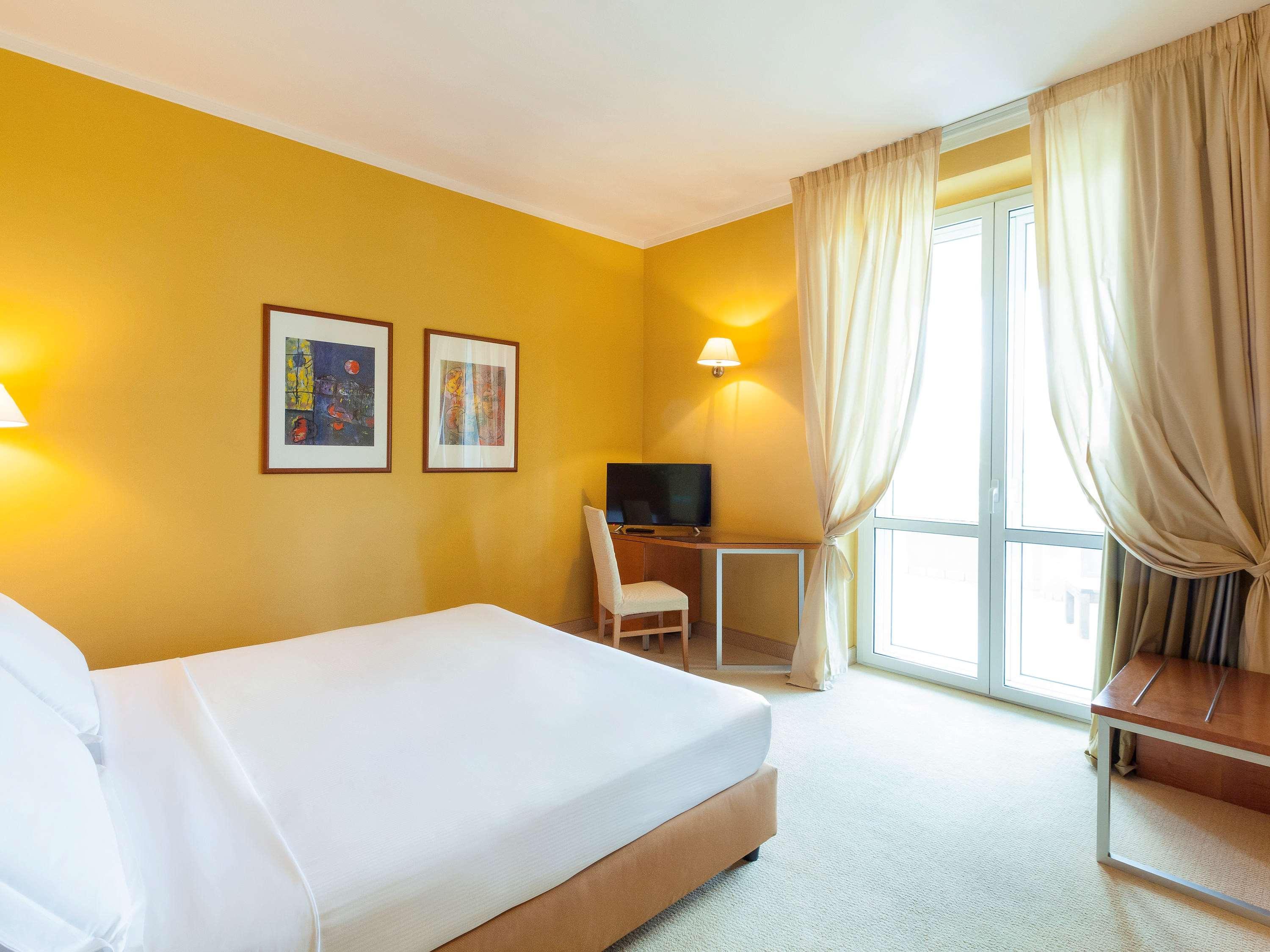 ホテル Ibis Styles Bari ジョヴィナッツォ エクステリア 写真