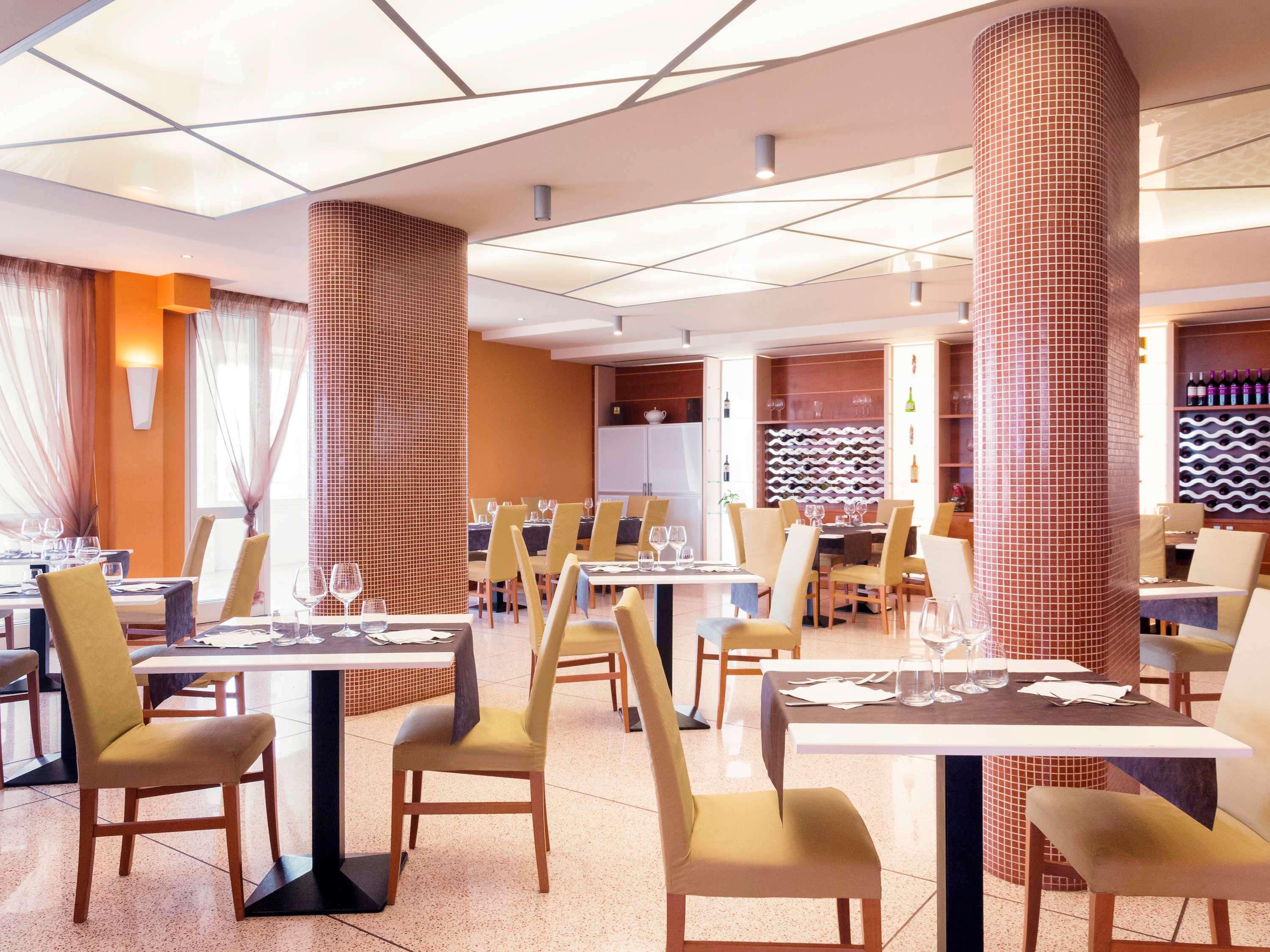 ホテル Ibis Styles Bari ジョヴィナッツォ エクステリア 写真