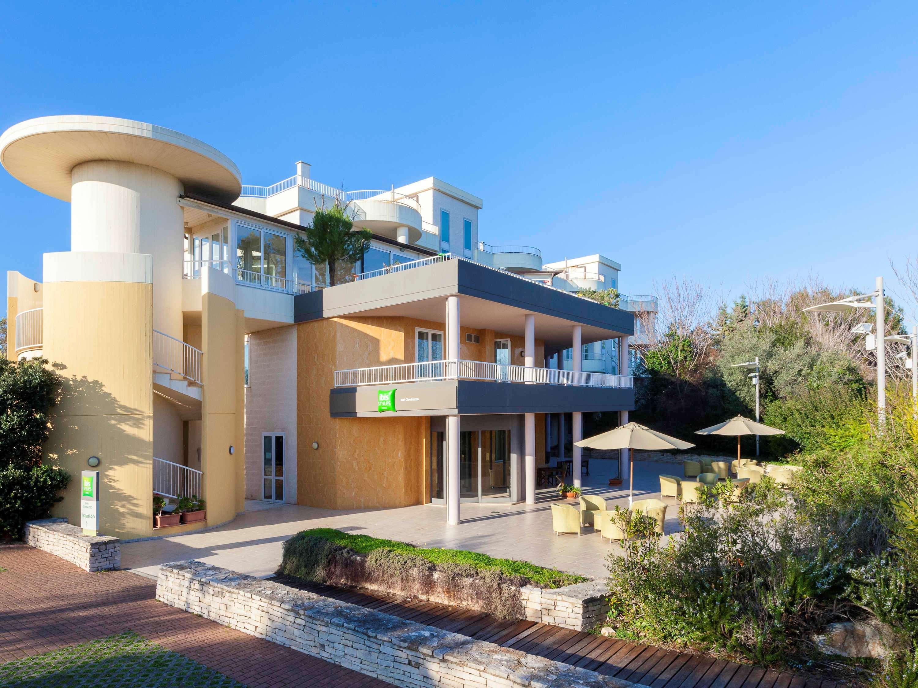 ホテル Ibis Styles Bari ジョヴィナッツォ エクステリア 写真