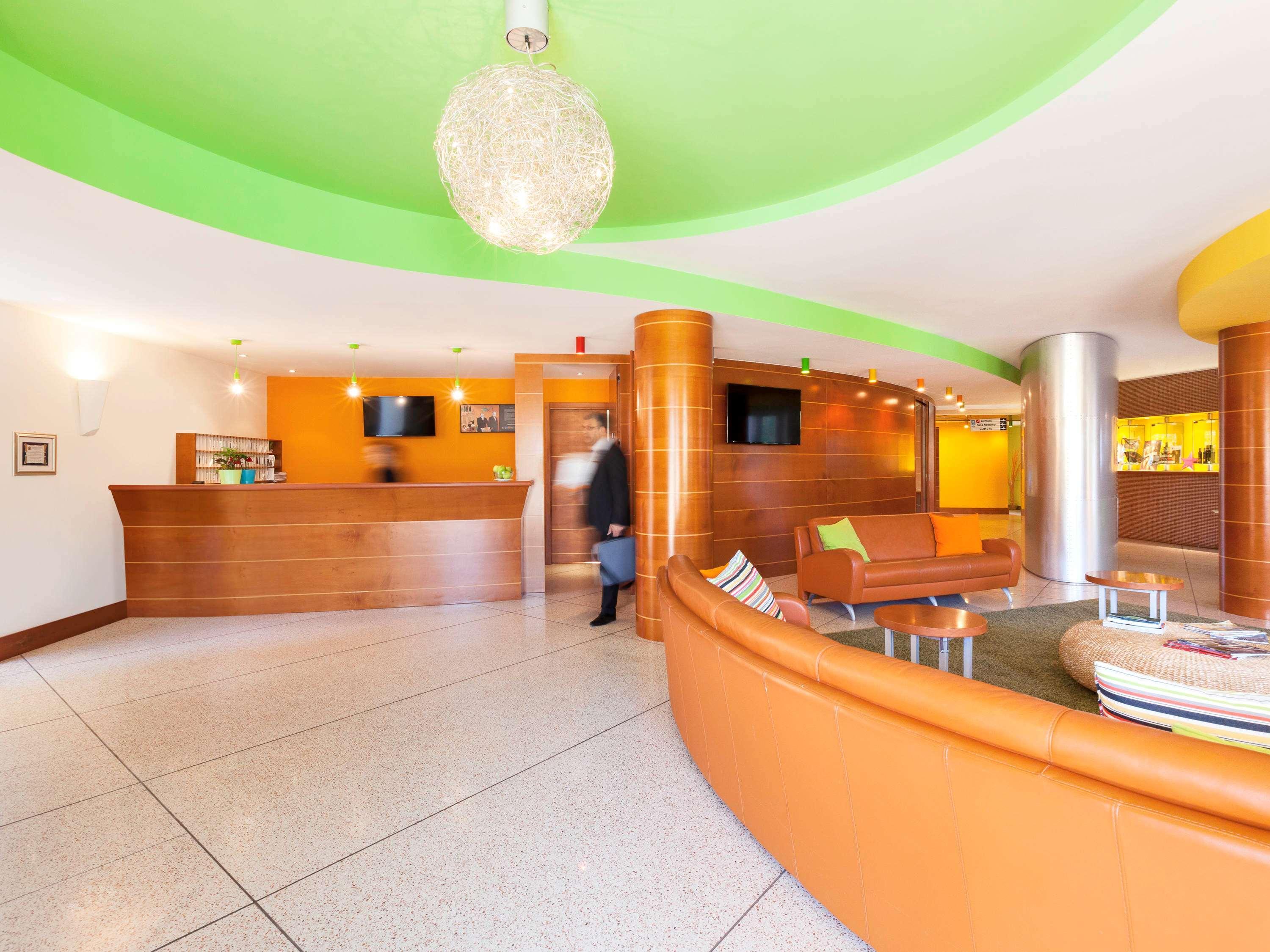 ホテル Ibis Styles Bari ジョヴィナッツォ エクステリア 写真
