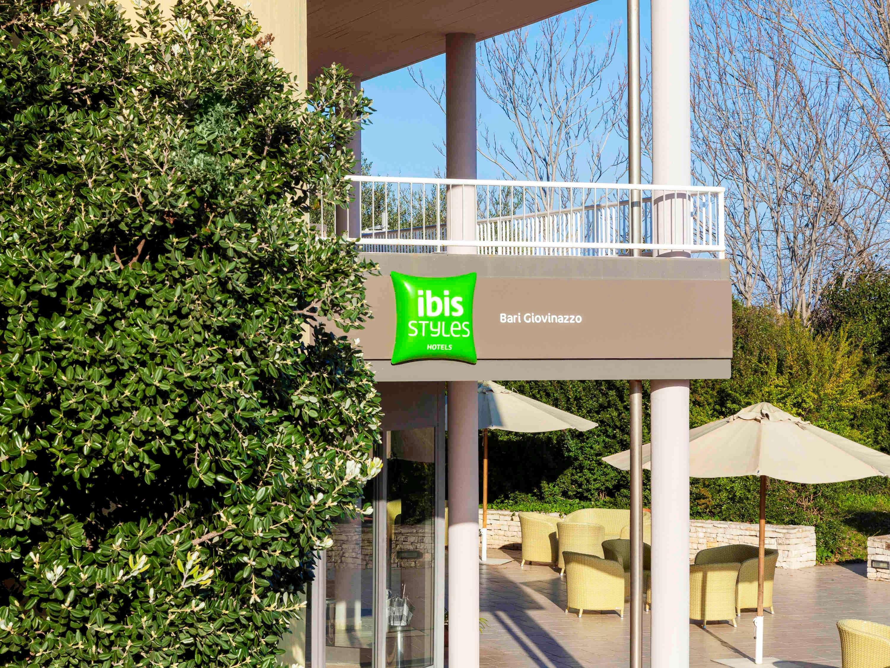 ホテル Ibis Styles Bari ジョヴィナッツォ エクステリア 写真