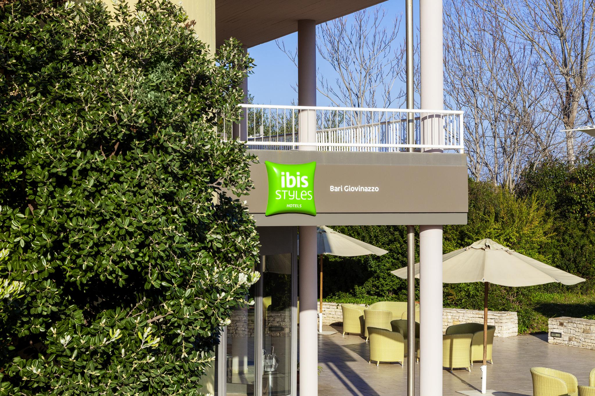 ホテル Ibis Styles Bari ジョヴィナッツォ エクステリア 写真