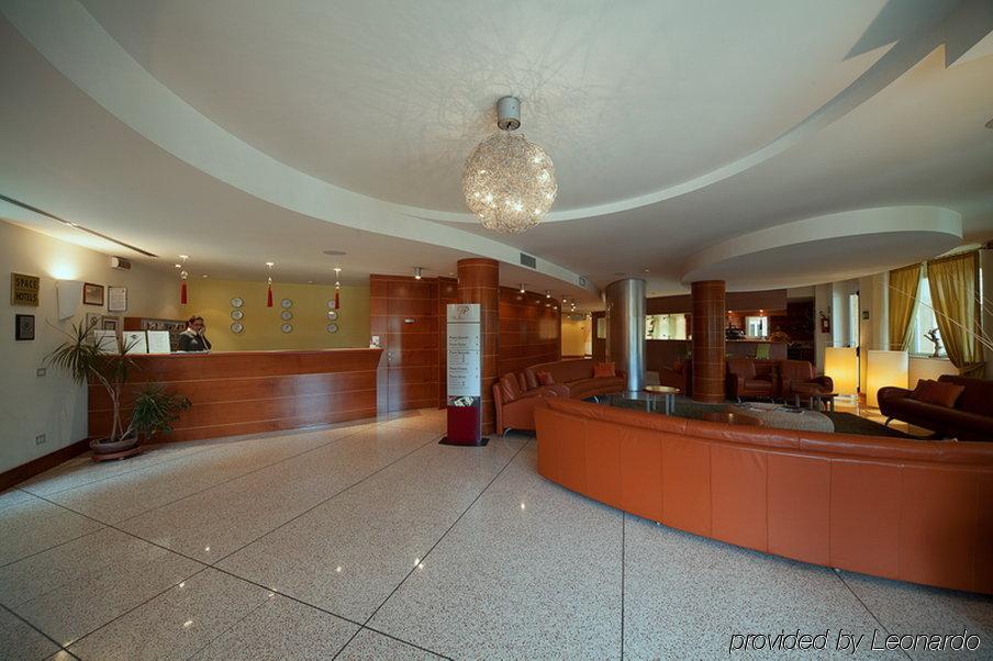 ホテル Ibis Styles Bari ジョヴィナッツォ エクステリア 写真