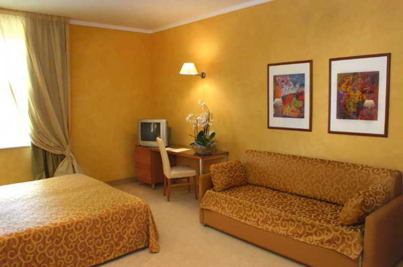 ホテル Ibis Styles Bari ジョヴィナッツォ エクステリア 写真