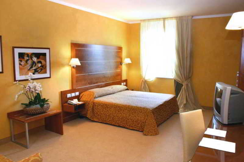 ホテル Ibis Styles Bari ジョヴィナッツォ エクステリア 写真