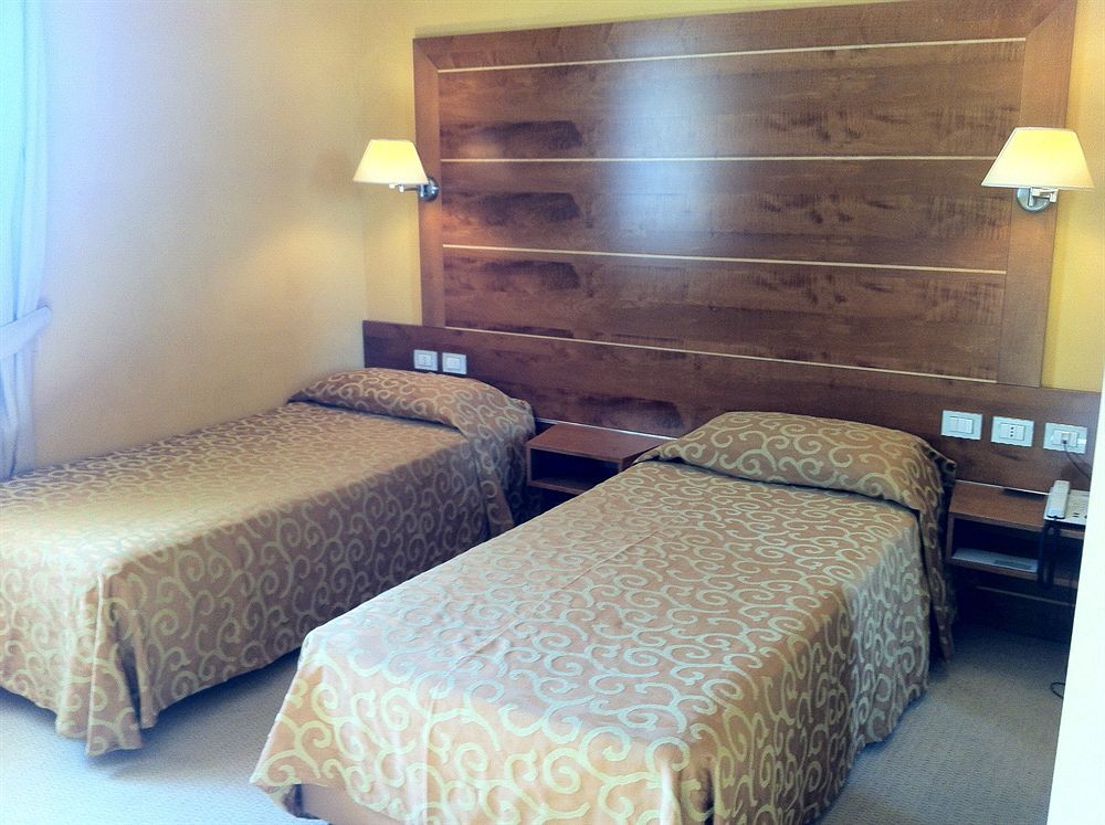 ホテル Ibis Styles Bari ジョヴィナッツォ エクステリア 写真