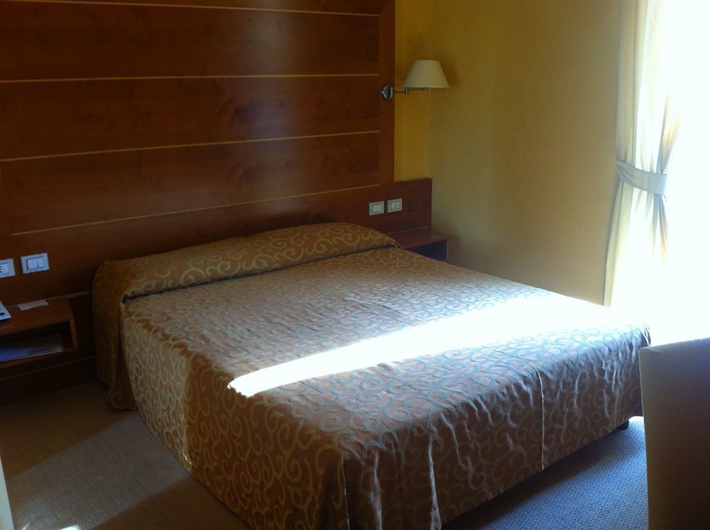 ホテル Ibis Styles Bari ジョヴィナッツォ エクステリア 写真