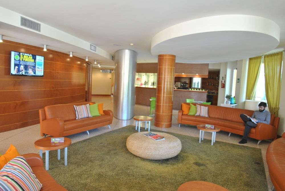 ホテル Ibis Styles Bari ジョヴィナッツォ エクステリア 写真