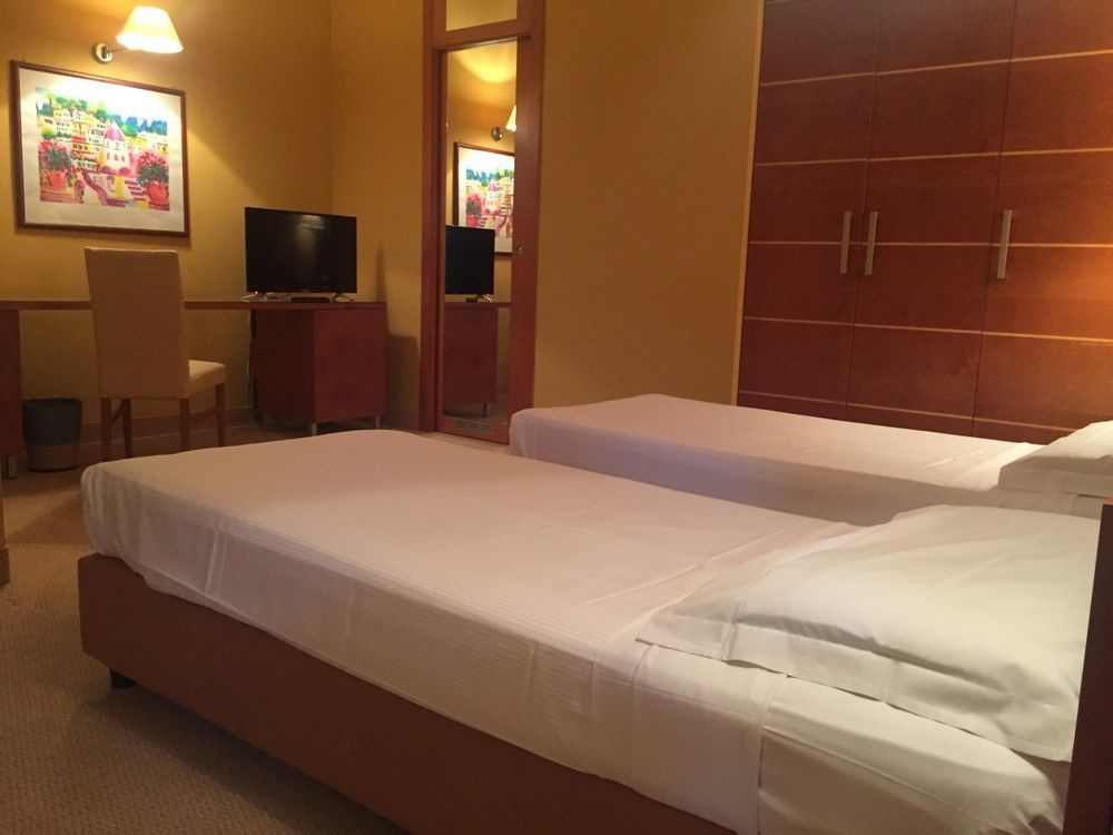 ホテル Ibis Styles Bari ジョヴィナッツォ エクステリア 写真