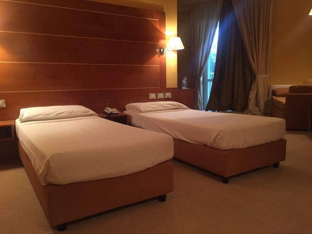 ホテル Ibis Styles Bari ジョヴィナッツォ エクステリア 写真