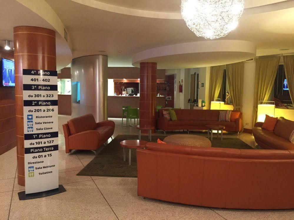 ホテル Ibis Styles Bari ジョヴィナッツォ エクステリア 写真