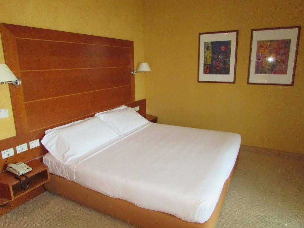 ホテル Ibis Styles Bari ジョヴィナッツォ エクステリア 写真